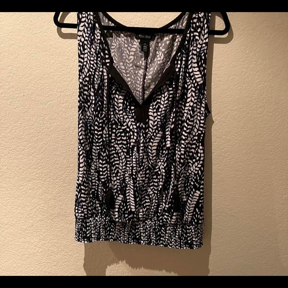 cute black and white pattered blouse! super soft material and is perf condition